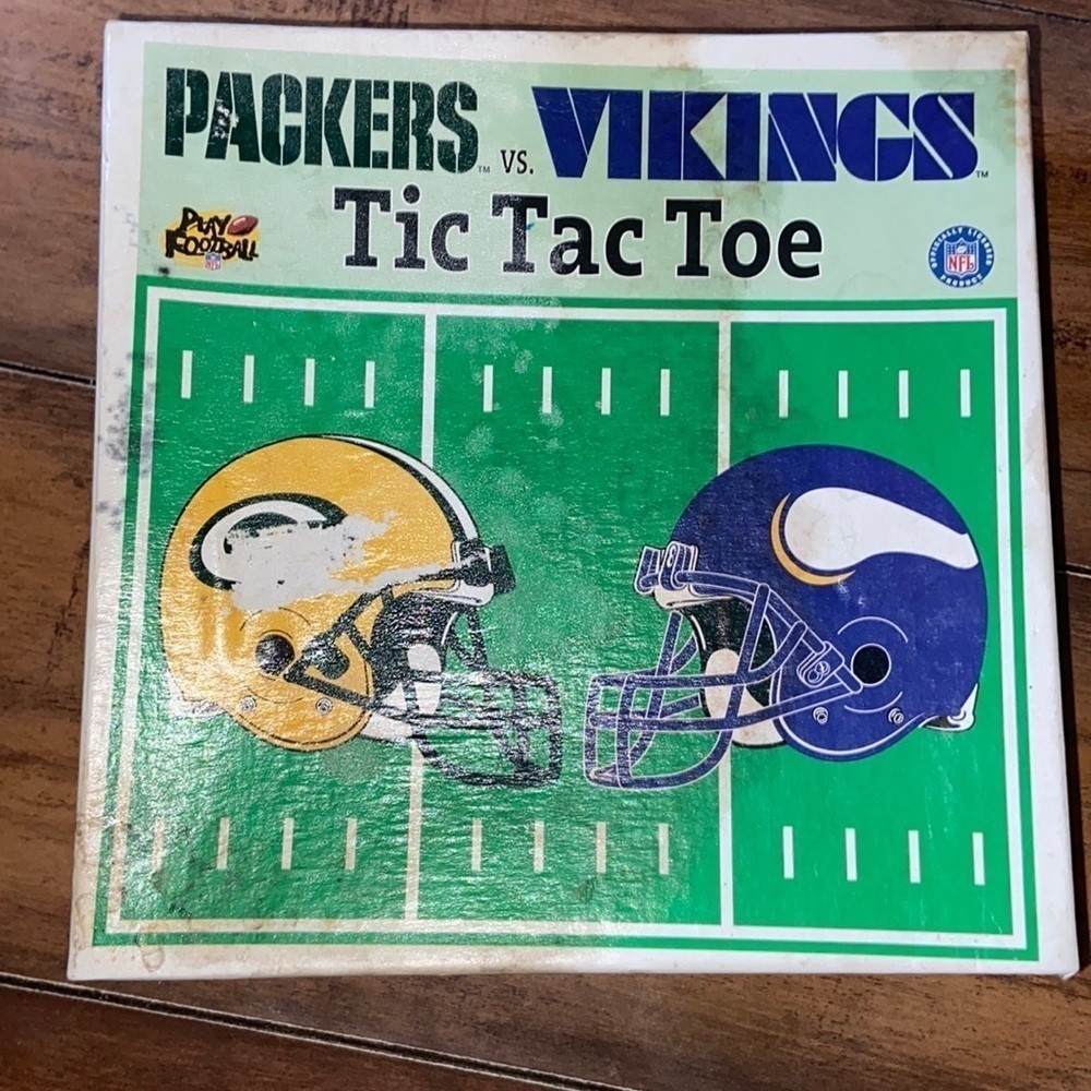 Packers vs Vikings Play Football Tic Tac Toe Game w Mini Helmets 1999 T26